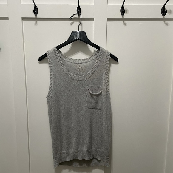 Grey sleeveless sweater‎ top, Size Medium. Amazon purchase - Picture 1 of 5